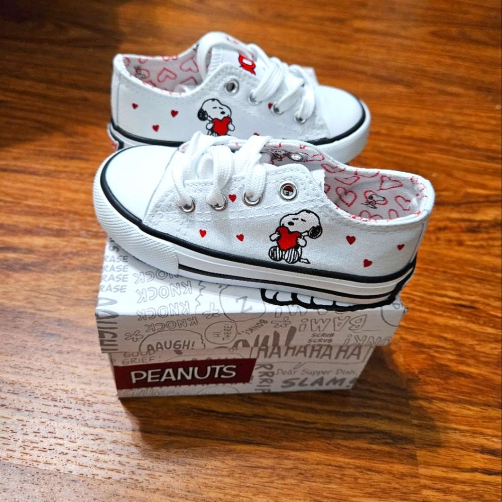 Adorable NEW The Peanuts Snoopy Valentine's Day Kid's Sneakers, size Kid's 9